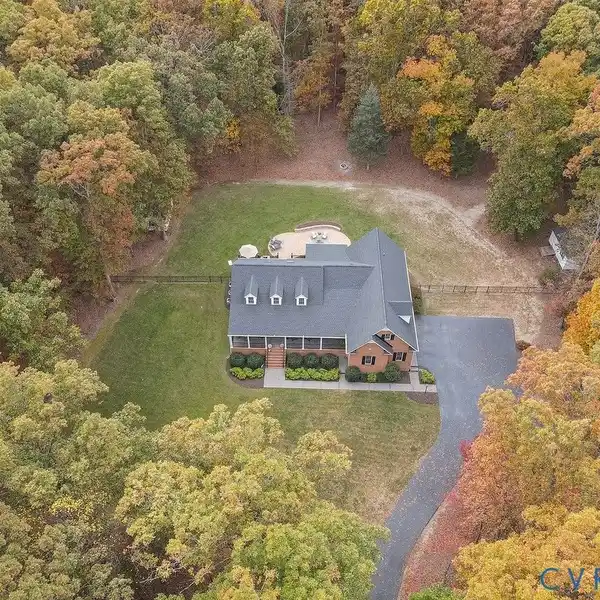 ELEGANT COUNTRY RETREAT SURROUNDED BY NATURE