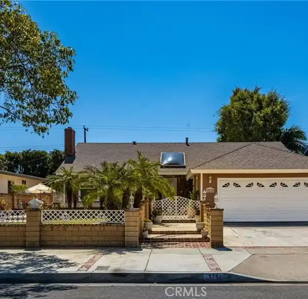 CHARMING HOME IN BEAUTIFUL SANTA ANA