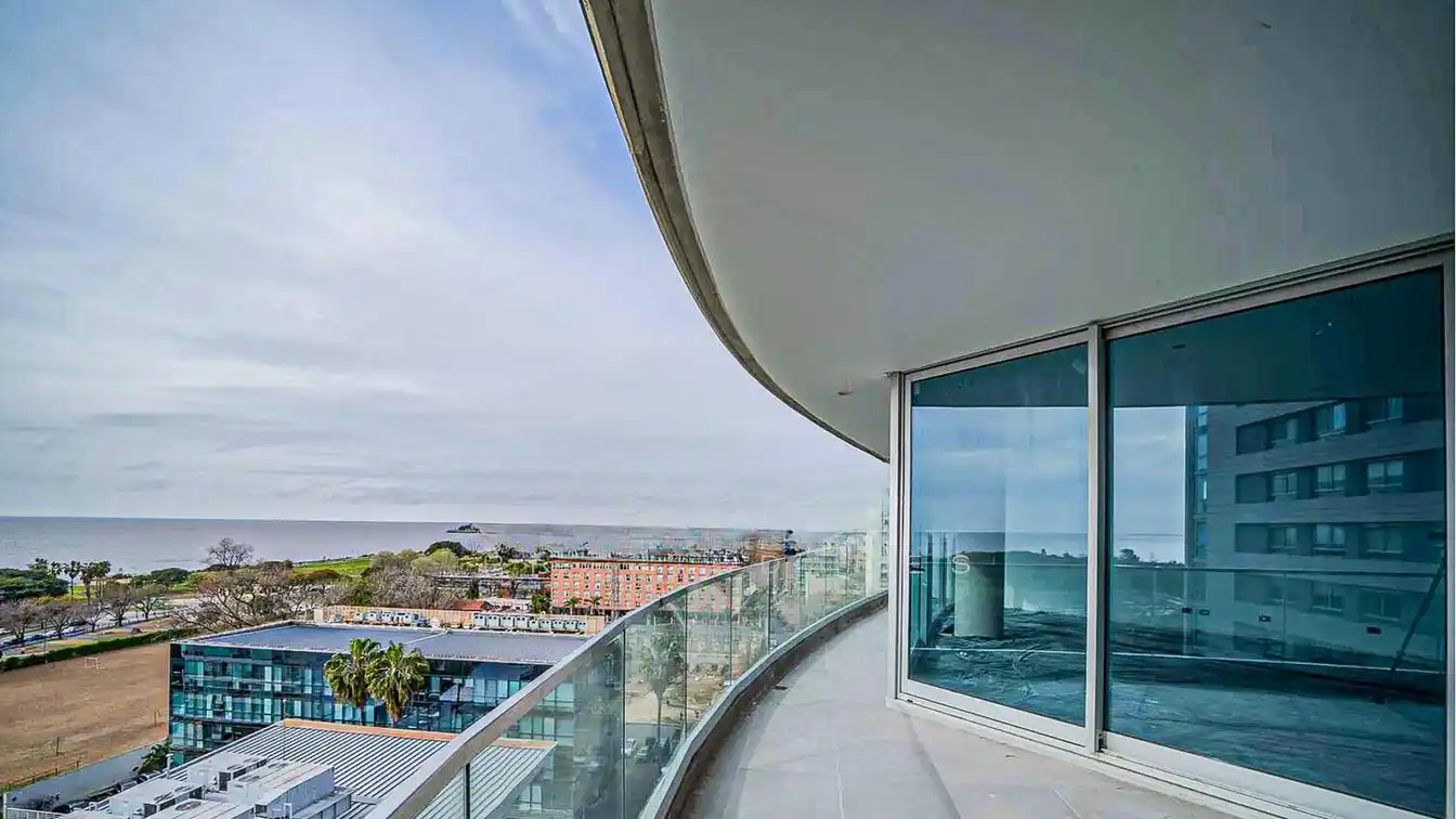 Three Bedroom Apartment in a Distinctive and Desirable Building