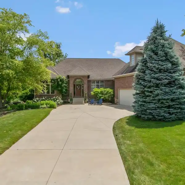 ENTERTAINER’S DREAM IN PREMIER GOLF COMMUNITY