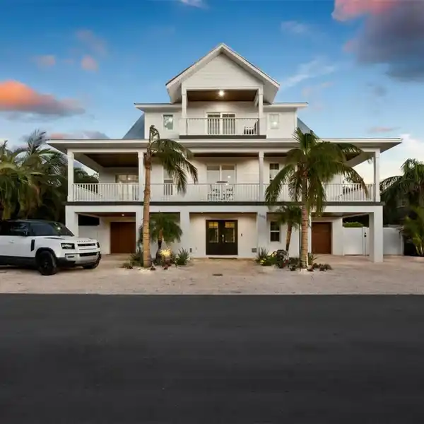 CUSTOM ESTATE OFFERING COASTAL LUXURY LIVING