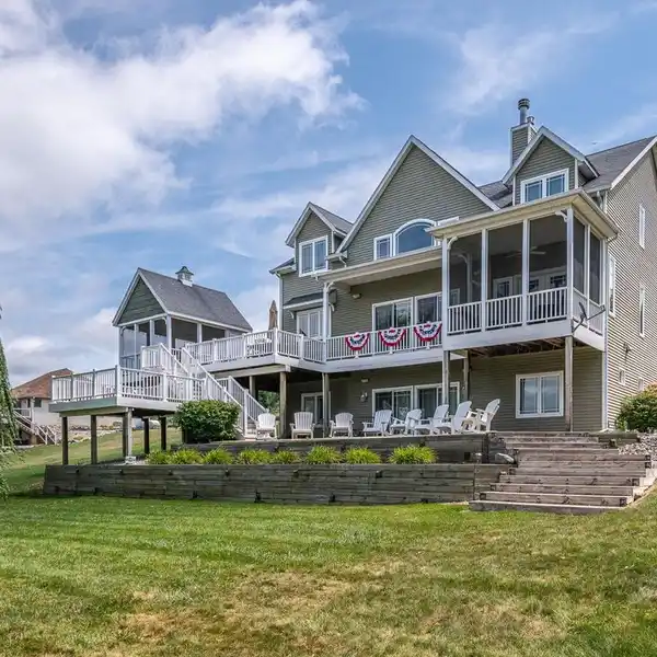 SPECTACULAR 6 ACRE TURNKEY LAKEFRONT RETREAT
