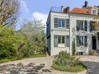 Spacious Property with Garage and Studio