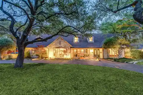 Warm Home in Hockaday Manor