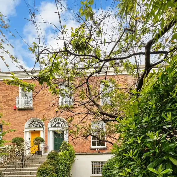 HANDSOME CIRCA 1830 VICTORIAN RESIDENCE AND SEPARATE MODERN MEWS TO THE REAR.
