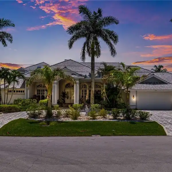PHENOMENAL RIVERFRONT POOL HOME