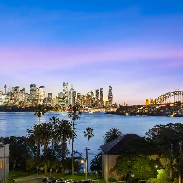 RENOVATED TOP-FLOOR APARTMENT WITH INCREDIBLE VIEWS