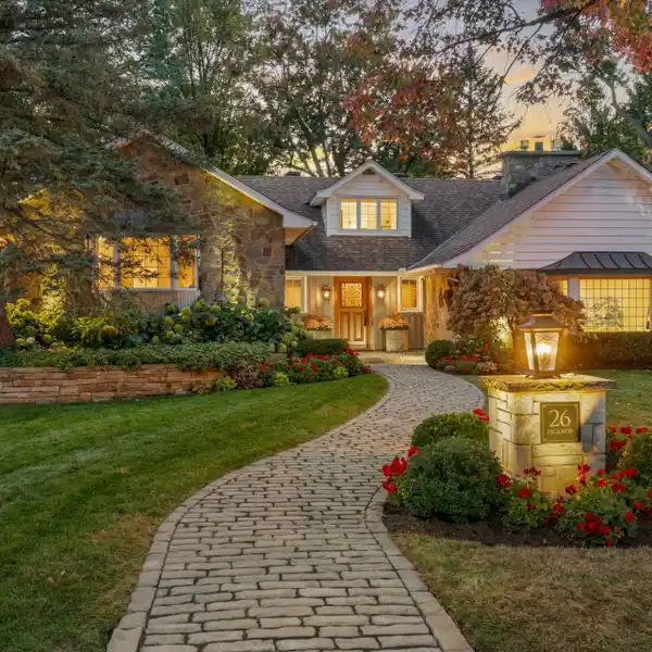 CHARMING FAMILY HOME STEPS FROM SCENIC PARK