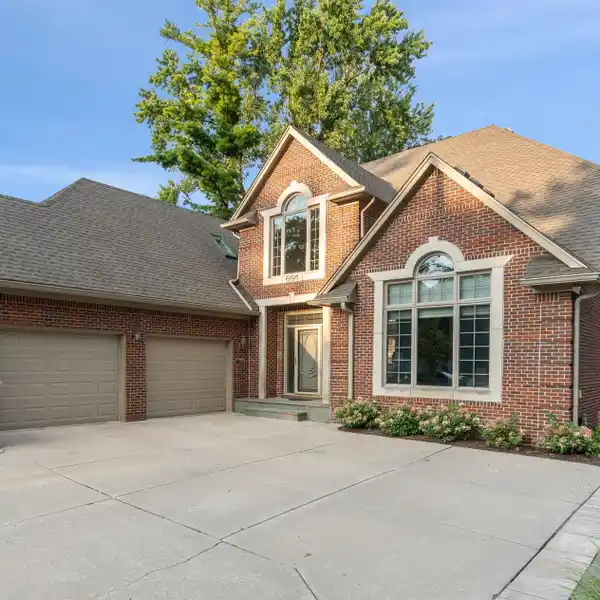 BEAUTIFUL QUARTON LAKE ESTATES HOME