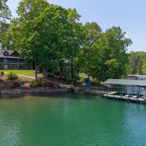 MOUNTAIN LIVING ALONG THE SHORES OF LAKE KEOWEE