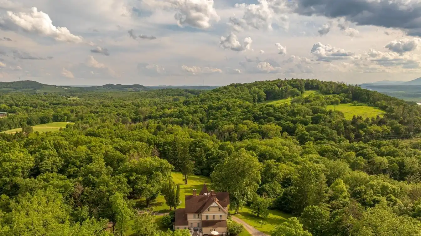 Magnificent Estate in Picturesque Hudson
