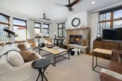 Private Townhome with Expansive Mountain Views