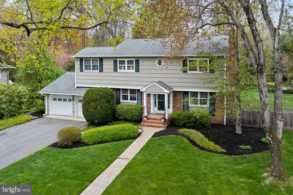 Beautifully Updated Colonial in Littlebrook