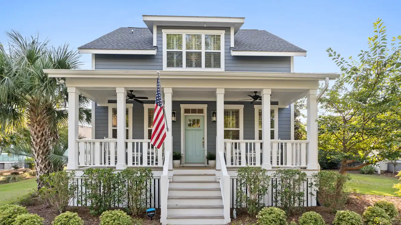 Stunning Waterway Cove Cottage Home