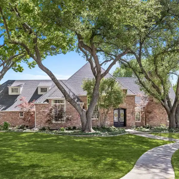 UPDATED HOME IN THE ESTATES OF GLENEAGLES