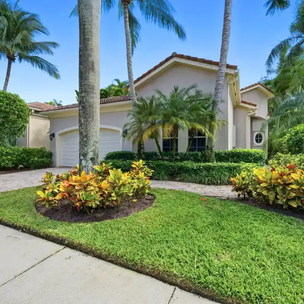 LAKEFRONT ELEGANCE WITH SEAMLESS INDOOR-OUTDOOR LIVING