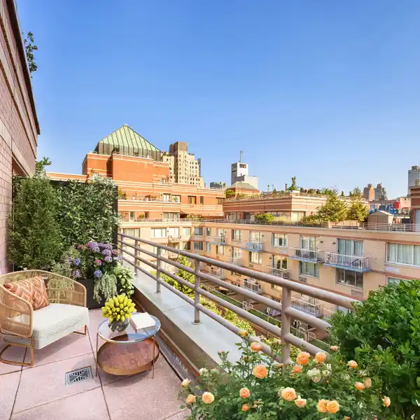 SUN-FILLED DUPLEX ONE BEDROOM OASIS