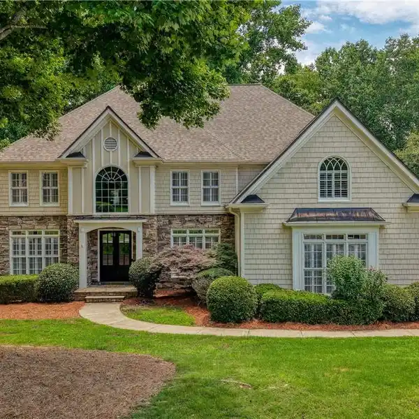 REFINED ELEGANCE IN PRESTIGIOUS WINDWARD