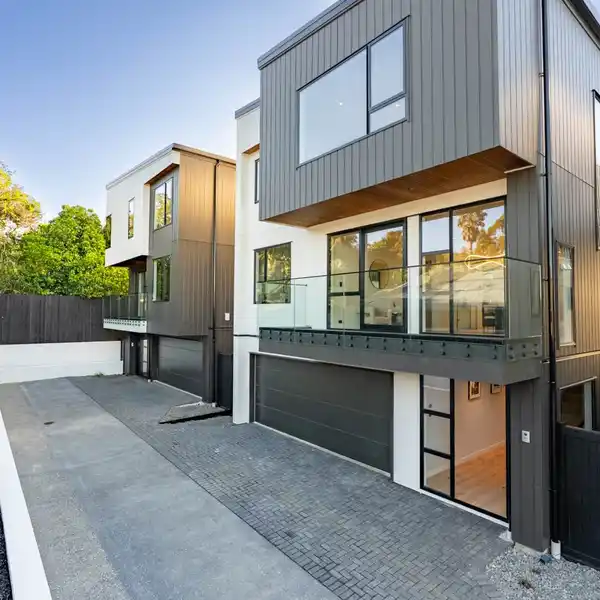 EXCLUSIVE FAMILY LIVING IN PRIME REMUERA SUBURB