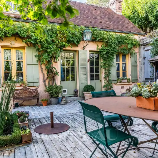 DELIGHTFUL MID 19TH CENTURY PROPERTY