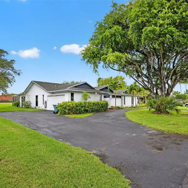 SPACIOUS POOL HOME IN PRIME LOCATION