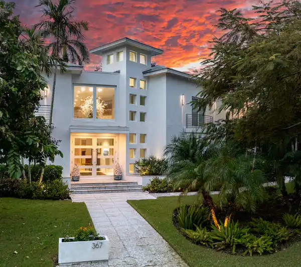 ELEVATED POSITION IN OLDE NAPLES