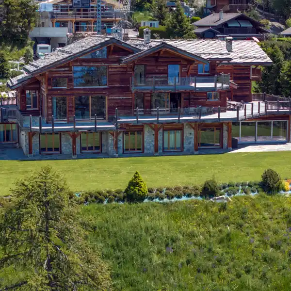 SUMPTUOUS PROPERTY ENJOYS AN EXCEPTIONAL SETTING