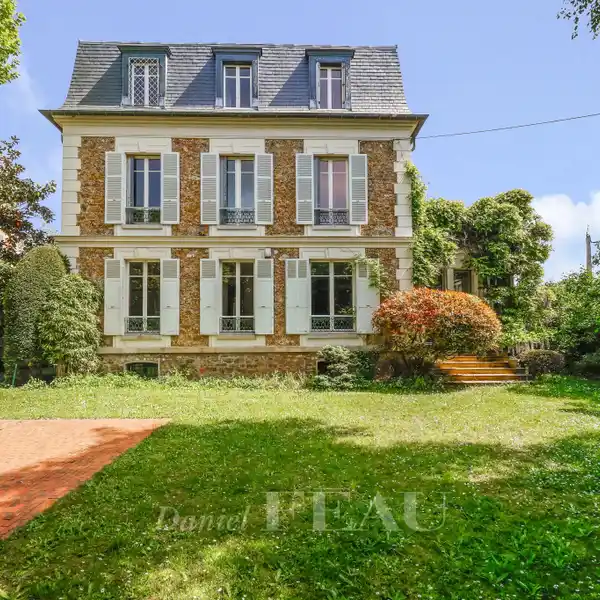 EXPANSIVE VILLA FULL OF POTENTIAL