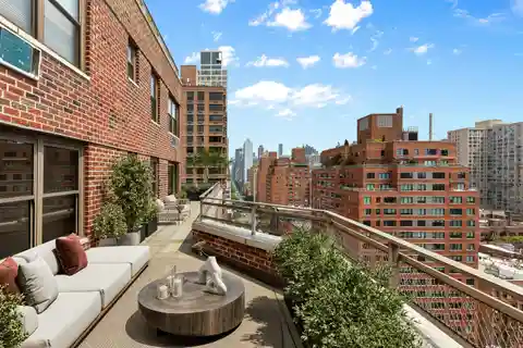 Exceptional Sun-Soaked Apartment in Gramercy North