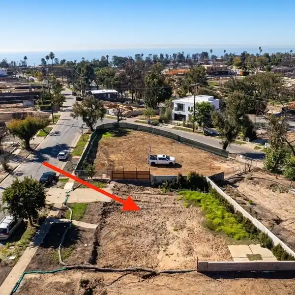 PRIME DEVELOPMENT OPPORTUNITY IN PRESTIGIOUS PALISADES LOOP