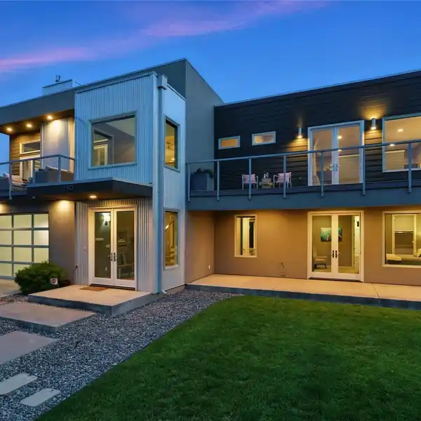 MODERN HOME WITH SWEEPING MOUNTAIN VIEWS