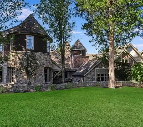 EXQUISITE LUXURY LAKEFRONT HOME