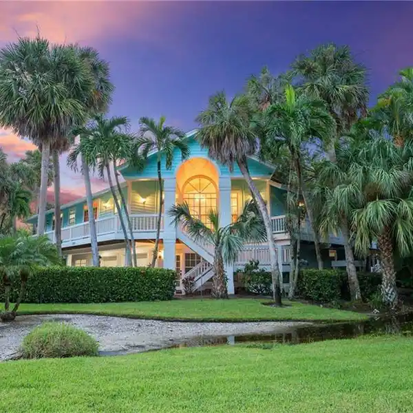 UNIQUE AND GENEROUS FLORIDA-STYLE CHARMER