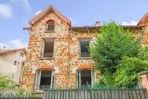 Leafy Garden Retreat with Garage and Workshop