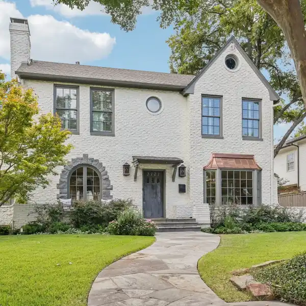 TIMELESS CHARM WITH DESIGNER KITCHEN AND POOL