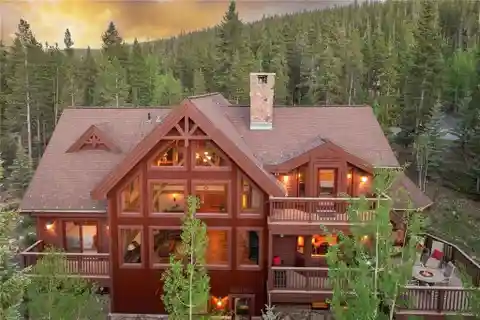 Mountain Charm and Comfort on a Spacious Private Lot
