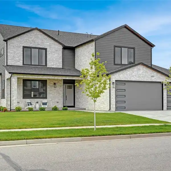 MODERN MOUNTAIN RETREAT WITH STUNNING OUTDOOR LIVING