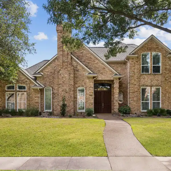 DESIGNER RENOVATION WITH POOLSIDE ENTERTAINING OASIS