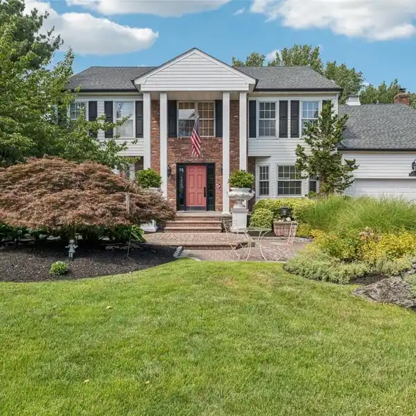 ELEGANT COLONIAL LIVING IN DESIRABLE ESQUIRE ESTATES