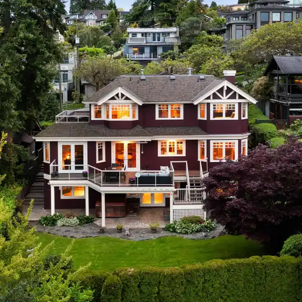CRAFTSMAN HOME BLENDING ELEGANCE AND PRACTICALITY