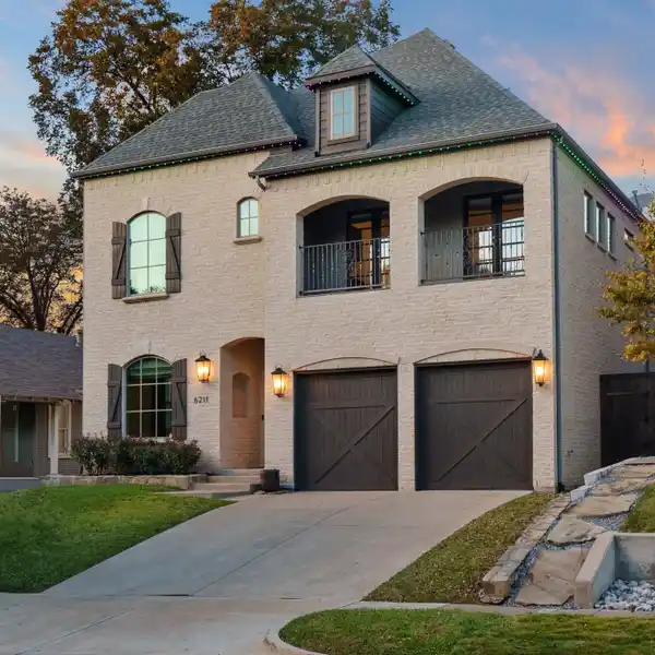 BEAUTIFUL HOME IN LAKEWOOD HEIGHTS