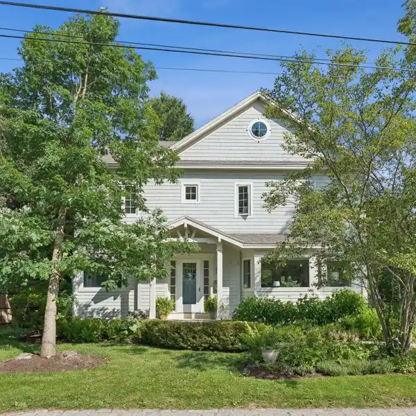 WELL-LOVED CLASSIC CLOSE TO THE COAST