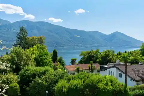 Stylish Lakeside Residence with Spa Amenities