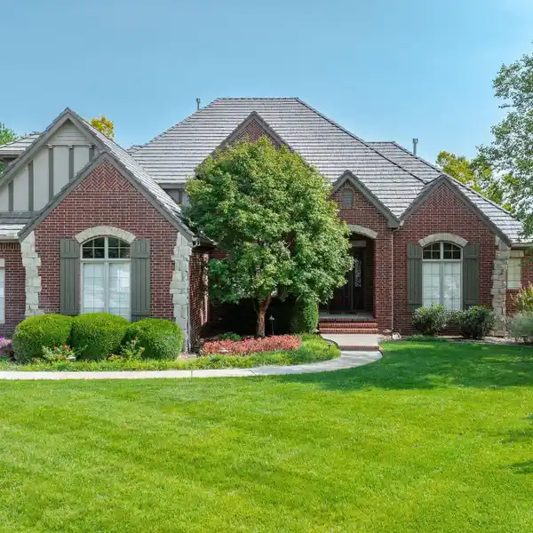EXECUTIVE HOME IN COVETED KEENELAND