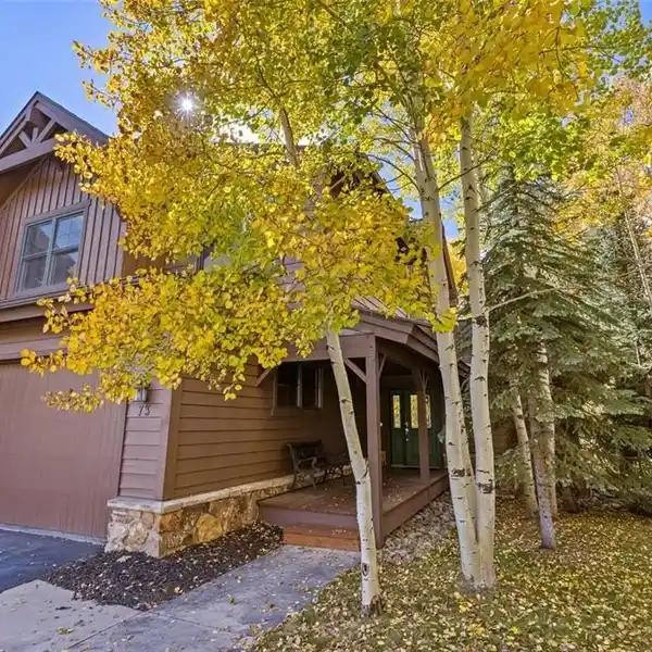 BEAUTIFULLY APPOINTED TOWNHOME IN A PRIVATE SETTING