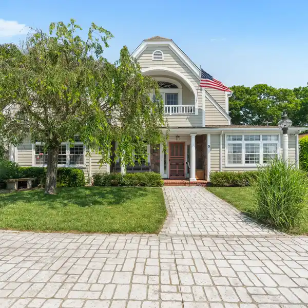 SPACIOUS KNOLLWOOD BEACH HOME ONE HOUSE FROM THE SOUND