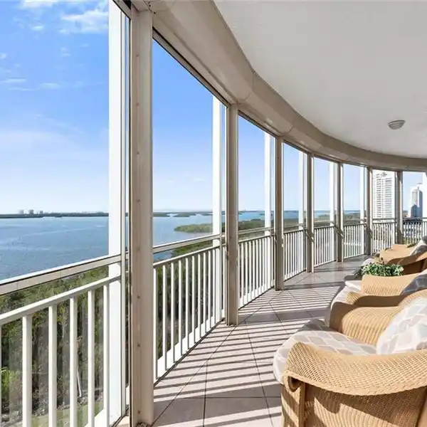 TIMELESS SOPHISTICATION WITH MODERN LUXURY ON THE NINTH FLOOR