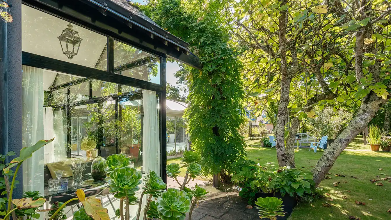 Bright Contemporary Home in an Enchanting Setting
