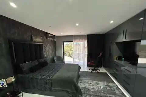 Modern Masterpiece in the Prestigious Sheffield Beach Area