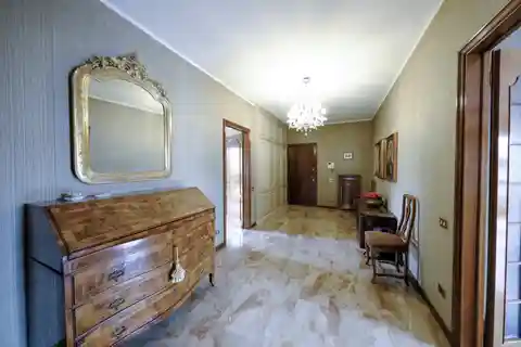 Elegant Apartment in Borgo Trento Area with Double Garage